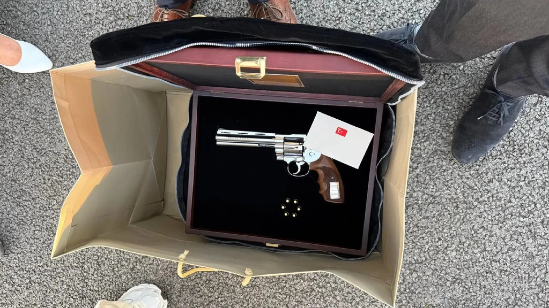  El polémico regalo que Erdogan ha entregado a los líderes en la cumbre de la OTAN: un revólver personalizado y con munición 
