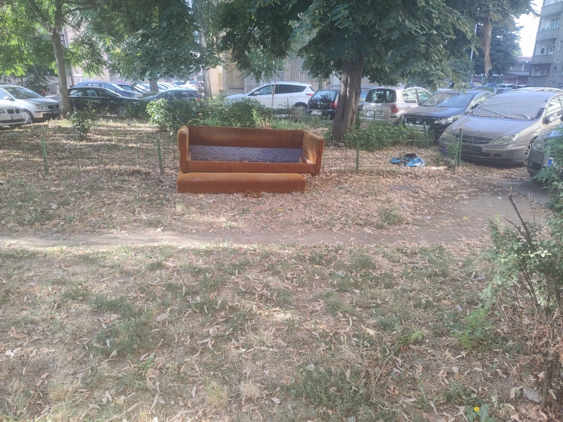 Ponovo bačen nameštaj u parku u Ulici Ilije Strele