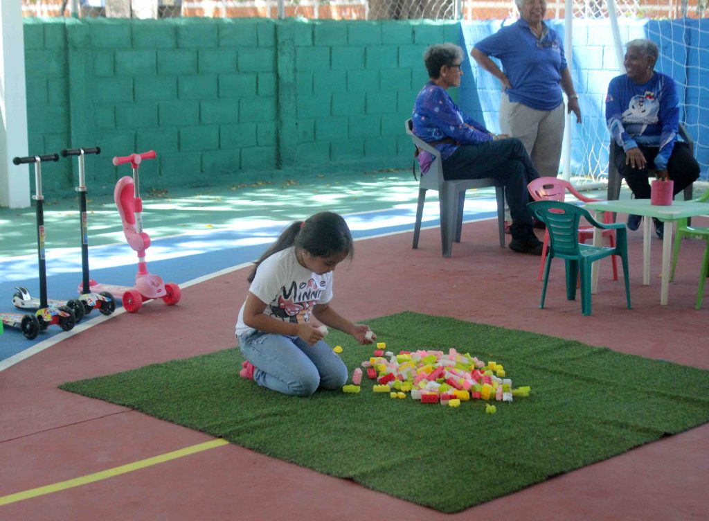 Despliegue institucional alegra a niños de Base Aragua