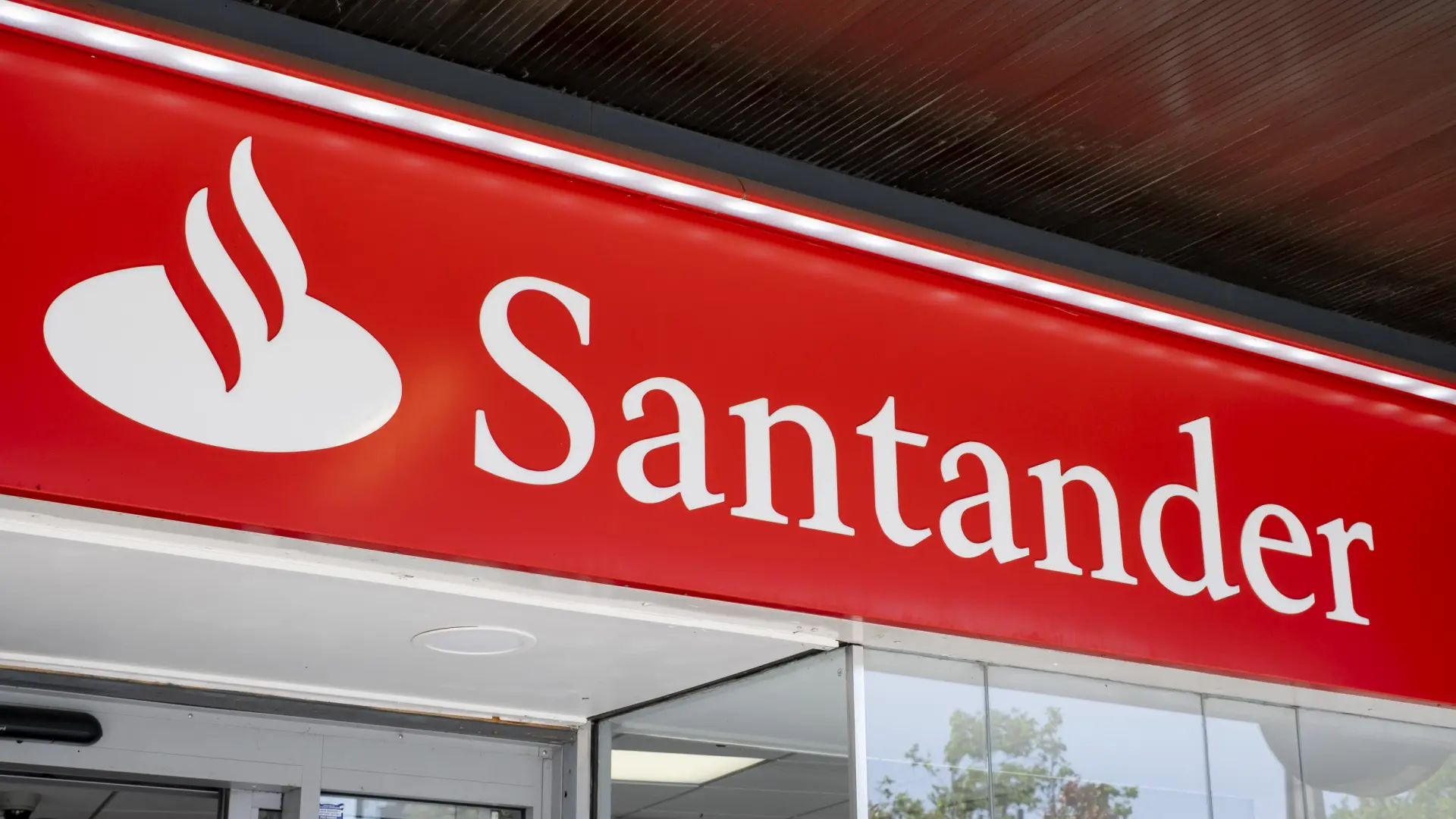  Los sindicatos exigen al Santander mayores indemnizaciones y se emplazan al 13 de julio para cerrar las prejubilaciones 