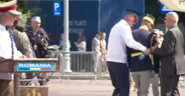VIDEO | Un militar, la un pas să se prăbușească lângă șeful Armatei, la ceremonia de Ziua Aviației. Generalul Gheorghiță Vlad și-a continuat discursul