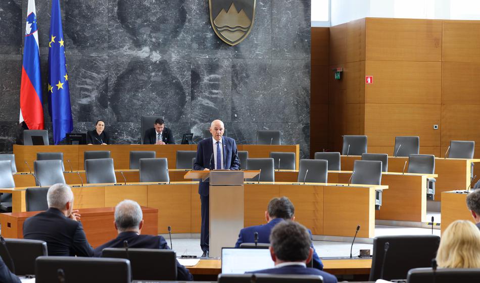 Razprava o novi vladi: Janša je moral zapustiti dvorano