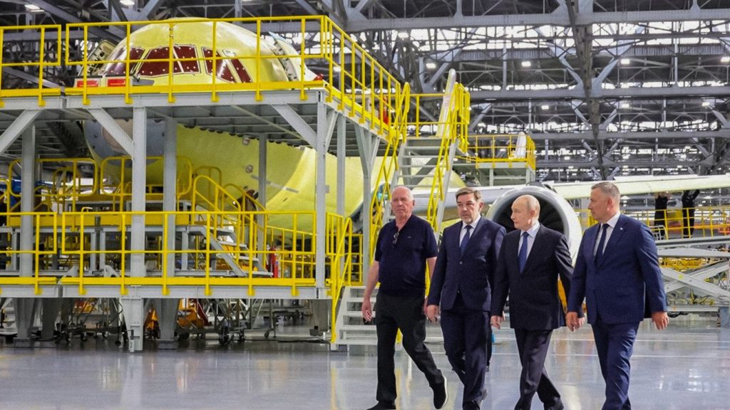 Putin supervisa avances del moderno avión de combate Yak-130M 
