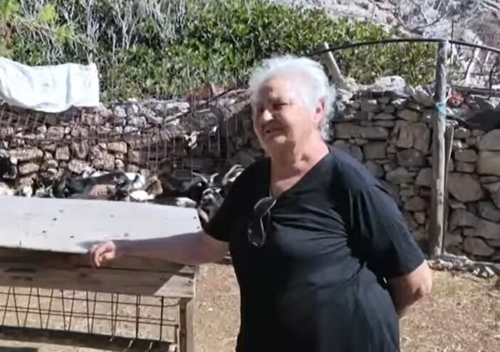 Ova baka sama živi na grčkom ostrvu okružena samo životinjama: Nakon smrti muža sve se promenilo