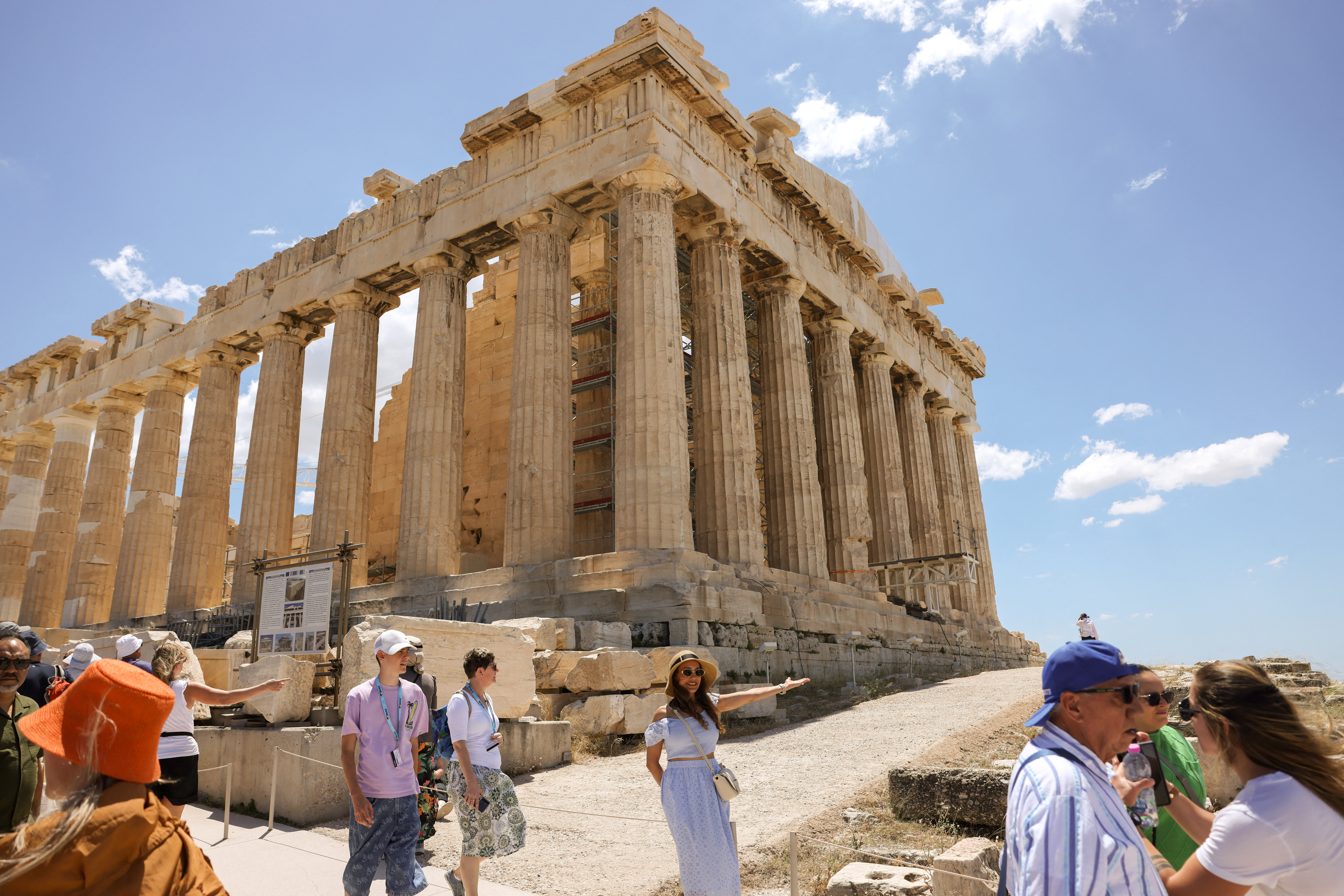 Man stabs 2 tourists near the Acropolis in Athens, Greece