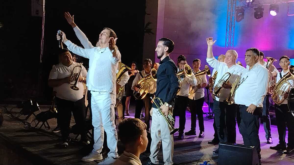 KEBO, ŠTA URADI TO? Dragan Kojić na spektakularan način stigao u Niš sa trubačima (FOTO/VIDEO)