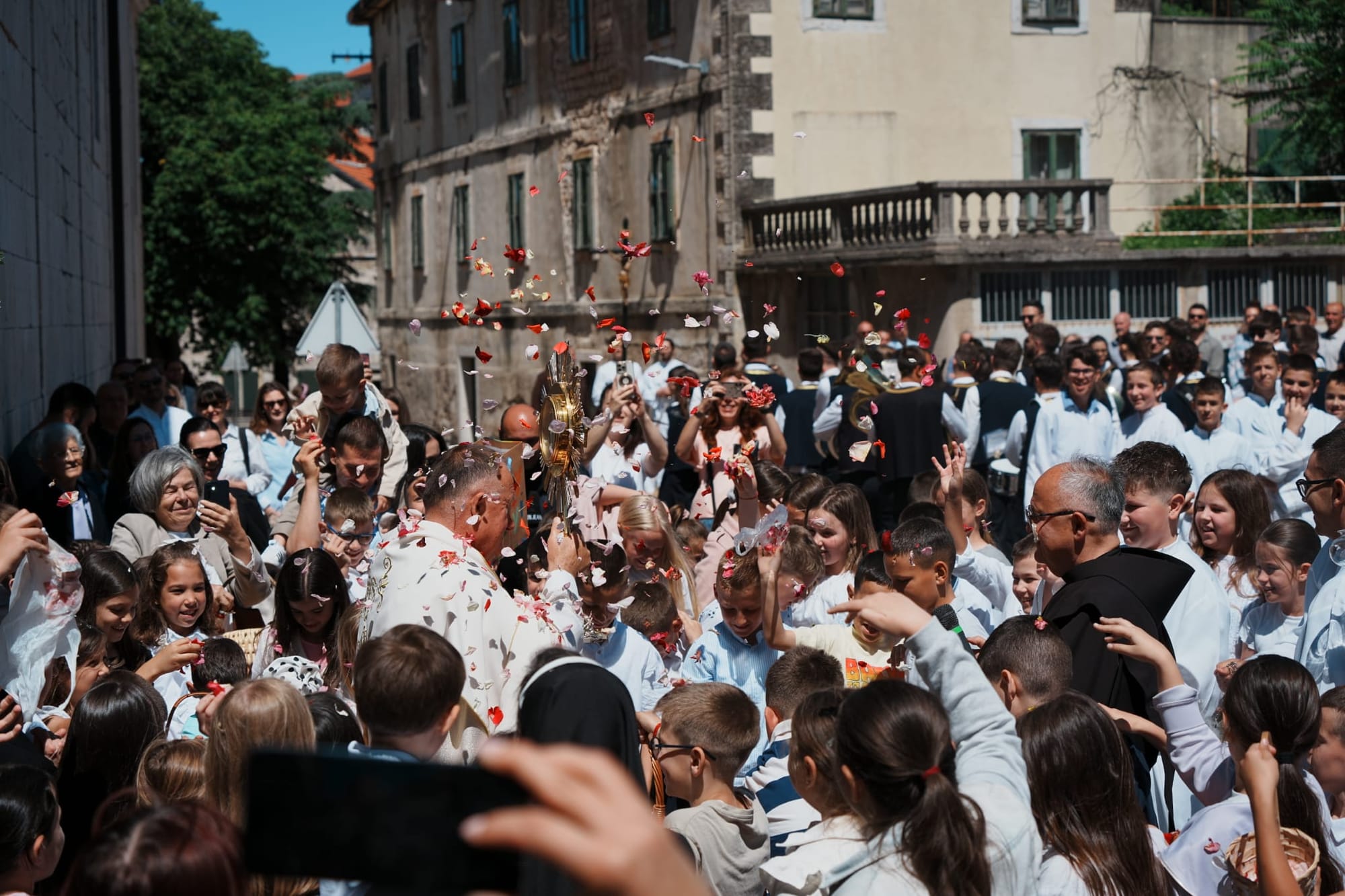 FOTO Imotske ulice preplavila tradicionalna procesija: Svečano obilježen blagdan Tijelova