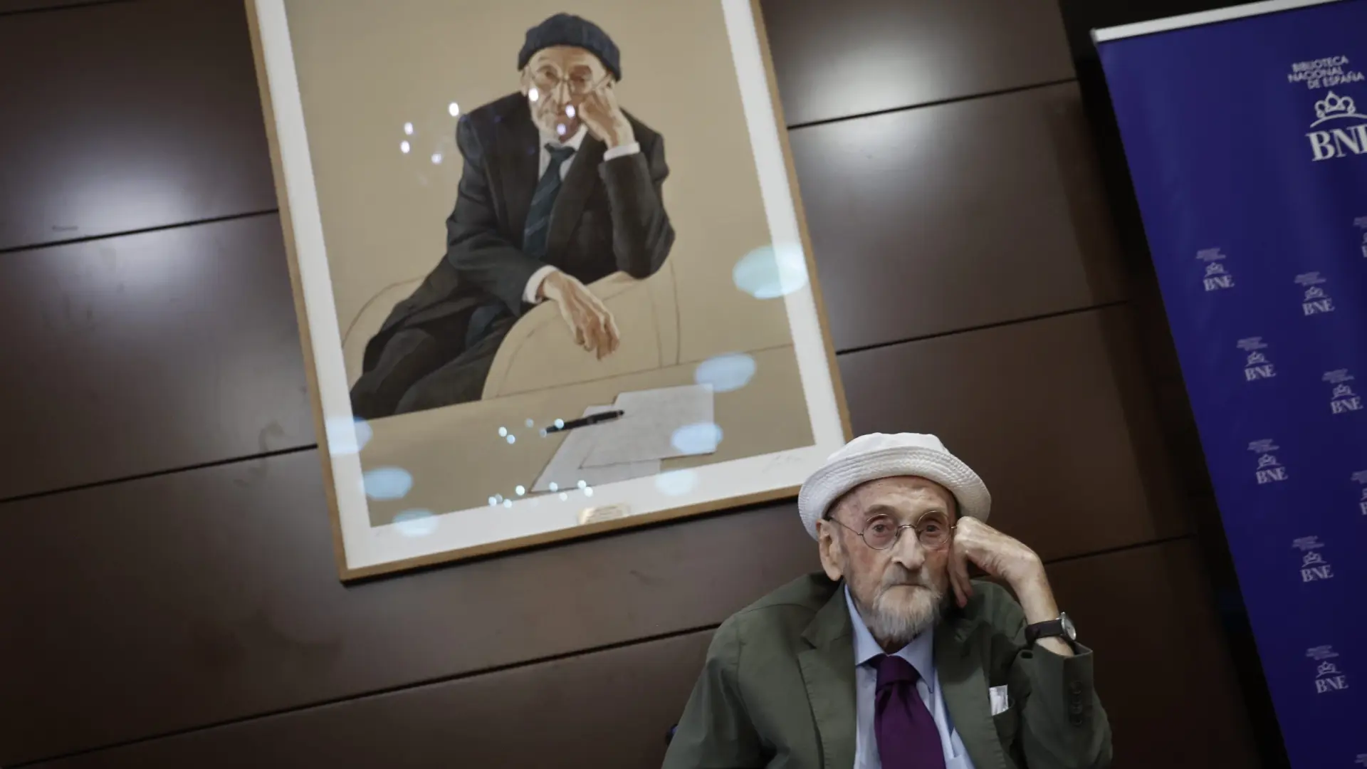  La Biblioteca Nacional presenta el retrato de Álvaro Pombo: "Su realismo prohíbe embellecer" 