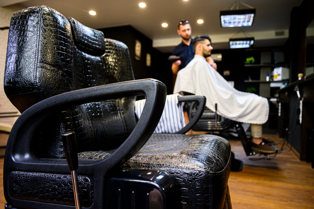 Velika racija u austrijskim barbershopovima: Otkriveni rad na crno, lažni parfemi i brojni prekršaji