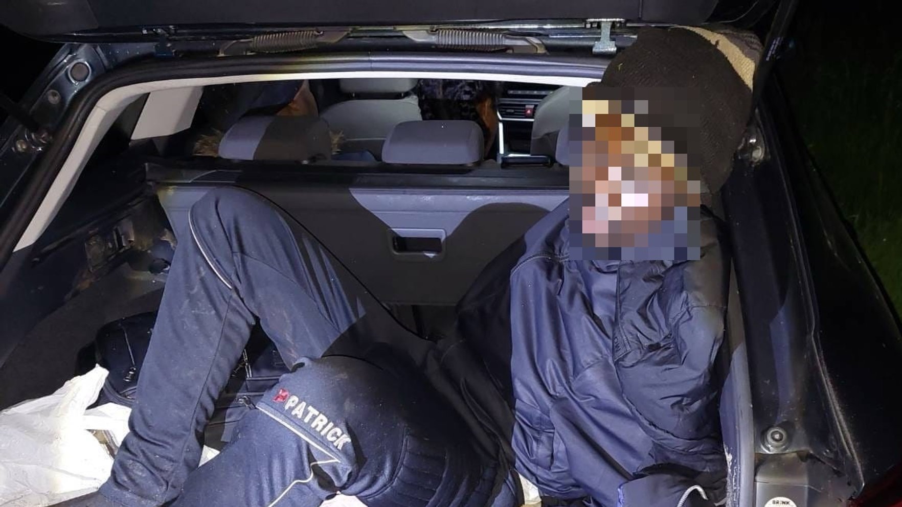 Latgalē par nelikumīgi valsts robežu šķērsojušu personu pārvadāšanu aizturētas divas personas