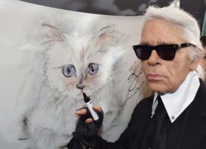 Karl Lagerfeld ostavi milioni vo nasledstvo na svojata sakana mačka: Sega negovata domaќinka progovori „Ni jas nitu mačkata ne dobivme ništo“