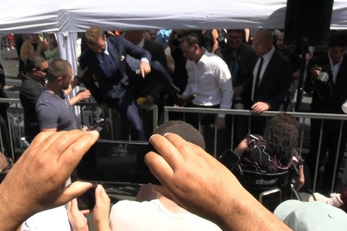 ŠIŠAŠ PROTOKOL I OSIGURANJE! Pogledajte trenutak u kojem je Beckham preskočio ogradu i prekršio stroga holivudska pravila zbog fanova