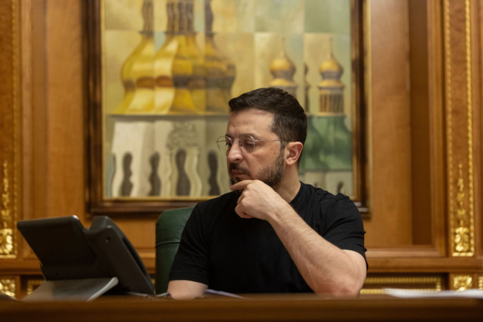 Zelenski a mers înainte cu cea mai amplă reorganizare a armatei ucrainene din 2024 încoace şi l-a demis pe generalul Oleksandr Sîrskîi. El a fost înlocuit de Mykhailo Drapatyi la conducerea forţelor armate ucrainene 