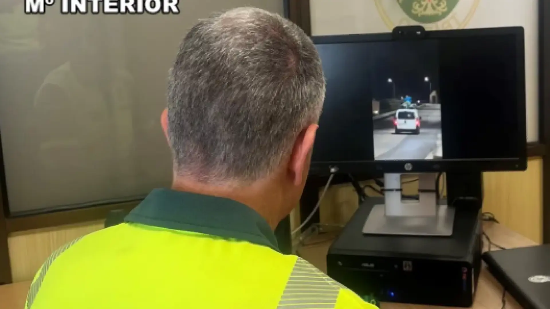  La Guardia Civil investiga a un conductor por circular con un pasajero sobre el techo de una furgoneta 