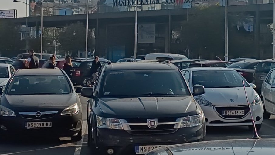 NOVOSAĐANI, OBRATITE PAŽNjU: Počeli nov režim i naplata parkiranja kod Sajmišta