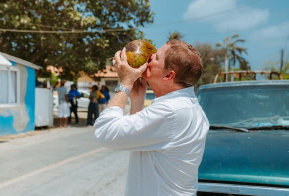 Bebiendo Awa di Coco, Premier Eman a sigui cu su vision di haci barionan limpi pa asina conecta cu hendenan den bario