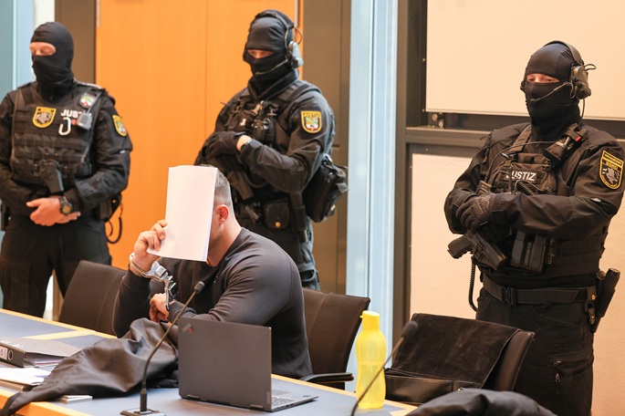 Violent fan stands trial on attempted murder of policeman in Germany