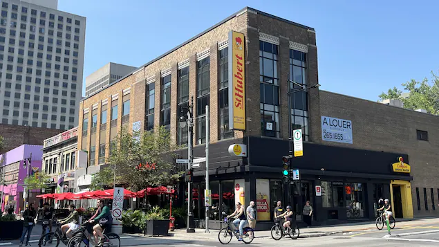  Ce St-Hubert montréalais fermé à cause des cônes orange? 
