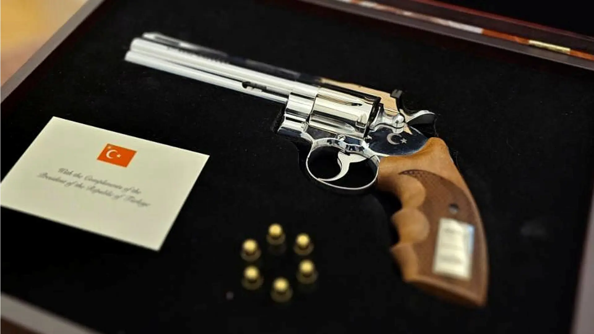  Sánchez también recibió el controvertido obsequio: el Gobierno revela qué hara con el arma 