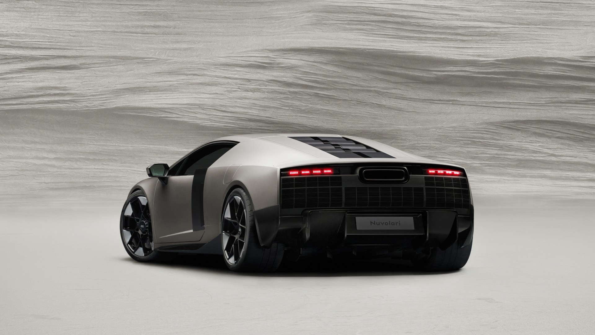 Audi go pretstavuva svojot prv super-avtomobil so hibriden pogon so visoki performansi