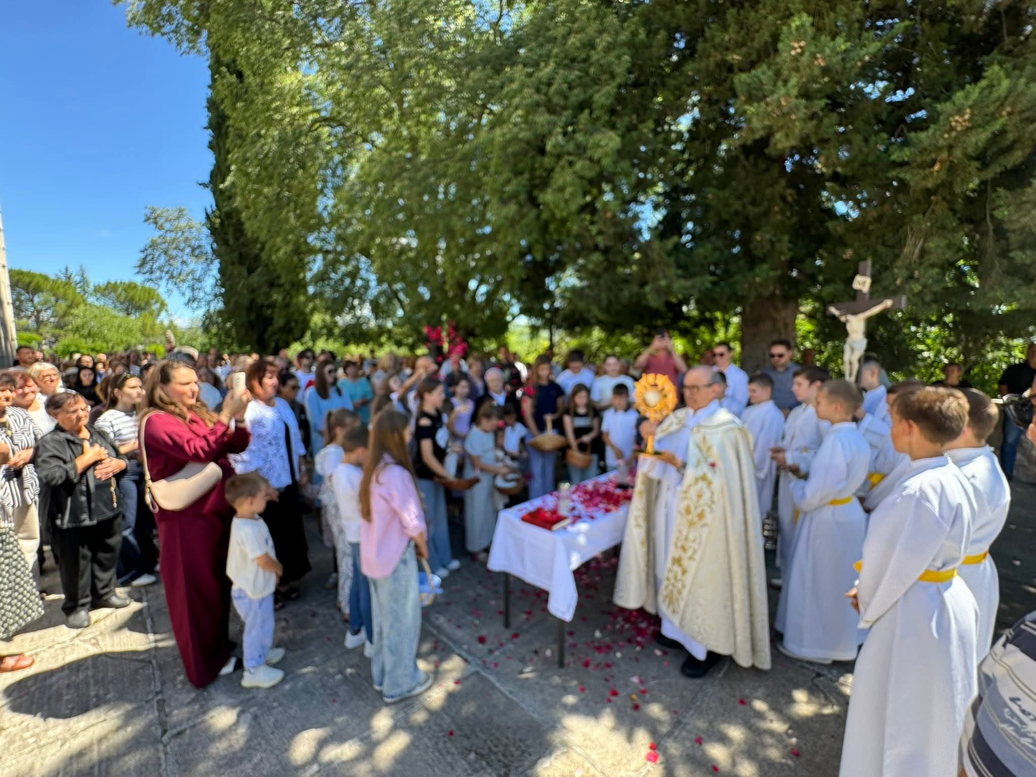 FOTO Djeca, cvijeće i molitva: Posebni prizori s proslave Tijelova u Zmijavcima