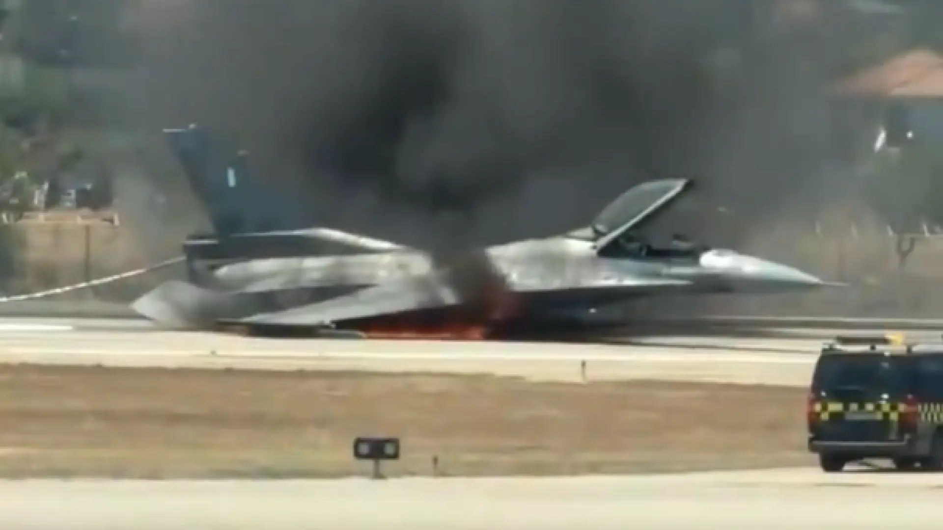  Un caza F-16 se incendia tras aterrizar de emergencia en el aeropuerto de la isla griega de Zante 