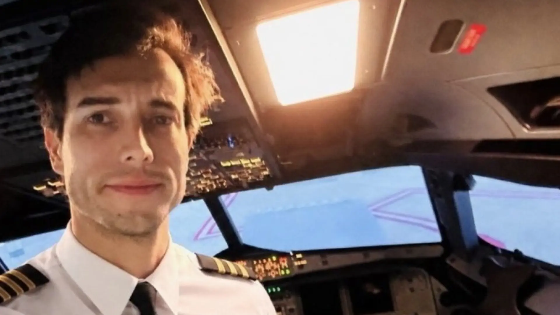  Un piloto salta al vacío en pleno vuelo y deja a una estudiante a los mandos: "Ya sabes lo que debes hacer" 