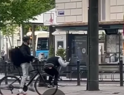 Šveđaninu je bilo dosta kriminalaca imigranata, jednog je ‘složio‘ na pod kad je vidio da krade romobil. Sve je snimio