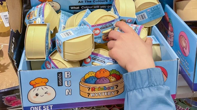 Zašto su sva deca (a i odrasli) odlepili za “squishy dumpling” igračkama? Izgleda slatko, ali krije i ozbiljan problem