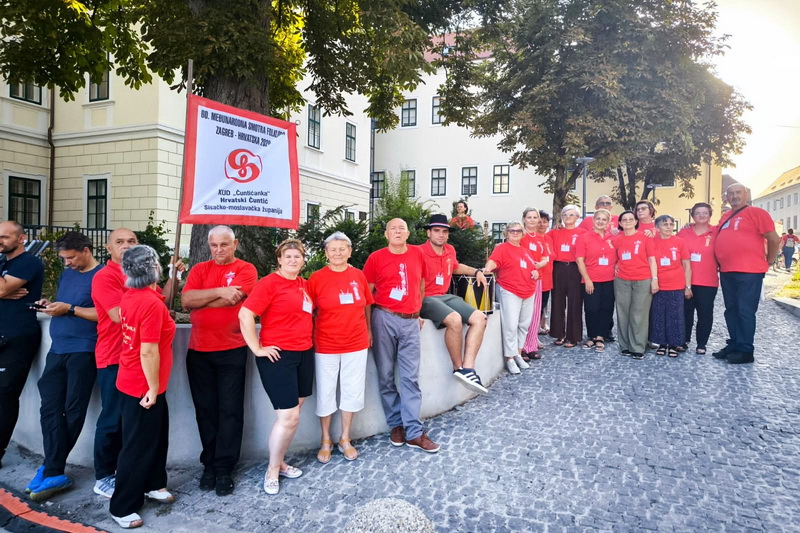 S ponosom predstavili folklornu baštinu svoga kraja: KUD „Čuntićanka“ na 60. Međunarodnoj smotri folklora u Zagrebu; KUD „Hrastovička gora“ na 60. Đakovačkim vezovima