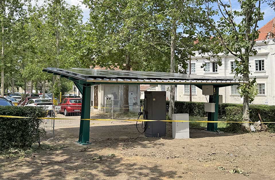 Na parkingu Prevlaka počelo postavljanje javnog punjača za električna vozila