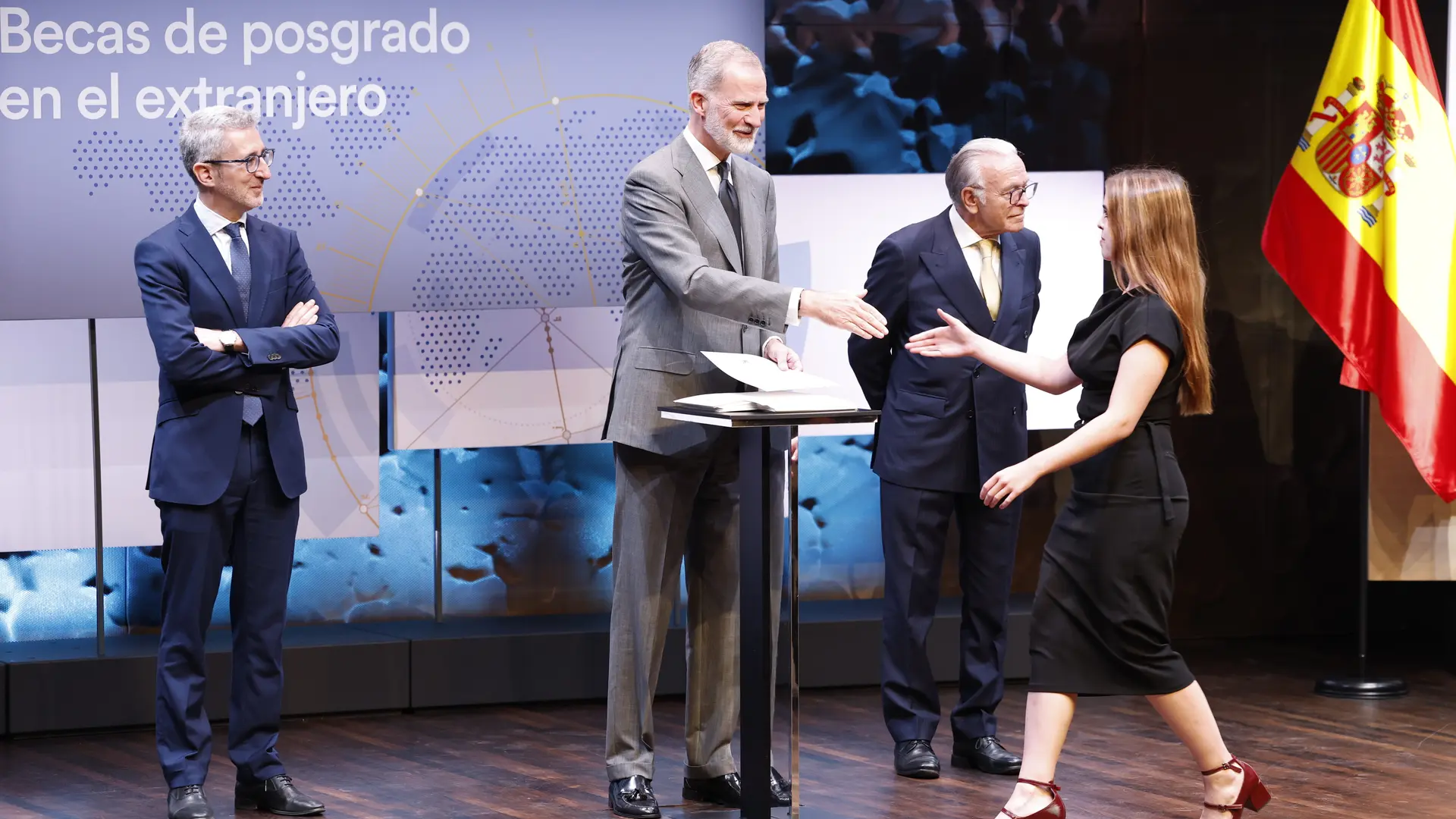  Felipe VI, a los 100 becados por la Fundación "la Caixa" para estudiar fuera: "Lleváis a España en el currículum" 