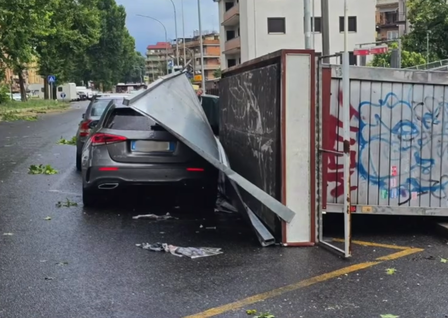 (VIDEO) TORNADO VO RIM: Veter odnese tezga na pazar, ošteti pokrivi, urna drvja