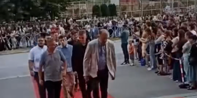 Razredni je bio u šoku, a tek njegova žena: Pogledajte šta su mu đaci poklonili (VIDEO)