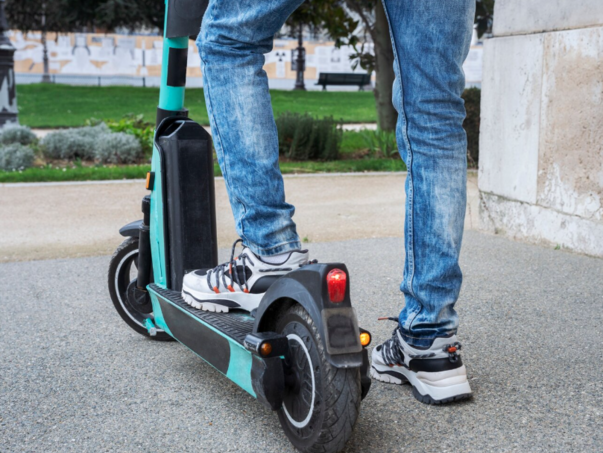 Irska će zabraniti vožnju električnih skutera mlađima od 18 godina