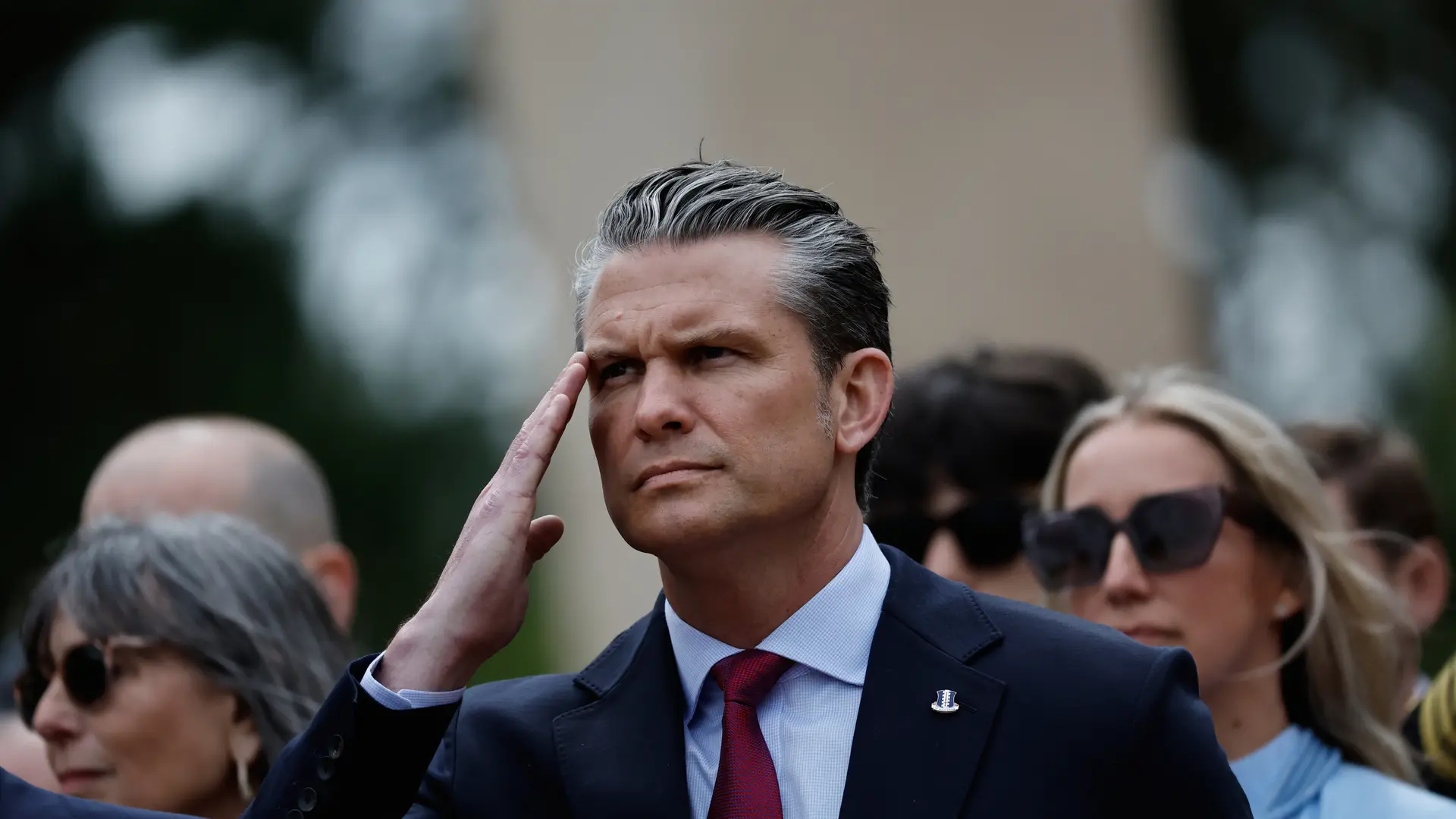  El secretario de Defensa de Estados Unidos compara Normandía con la "invasión" de inmigrantes en las playas de España 