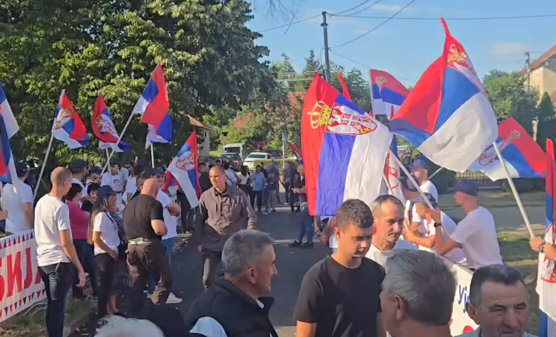 NAROD ČEKA VUČIĆA Predsednik u poseti Jadranskoj Lešnici, građani ga dočekuju trobojkama (VIDEO/FOTO)