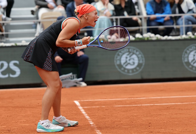 Shnaider stuns Sabalenka, Chwalinska reaches French Open semifinals