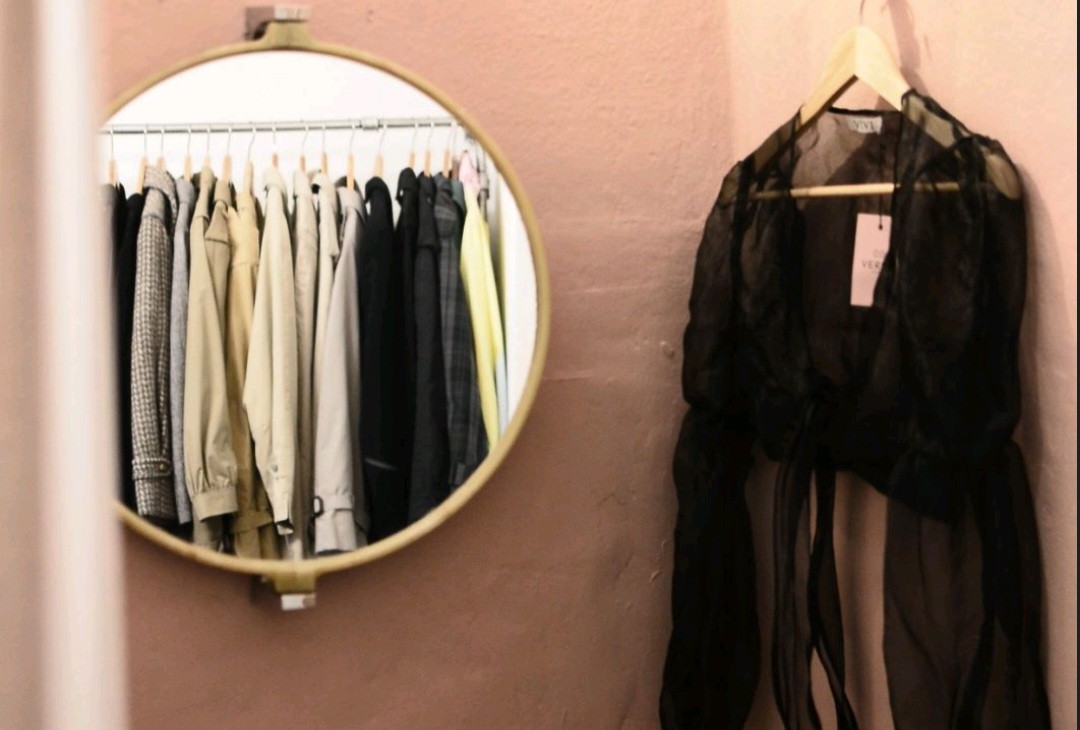 Kačen na skala ja gledal dodeka se presoblekuvala vo butik vo Ѓorče Petrov
