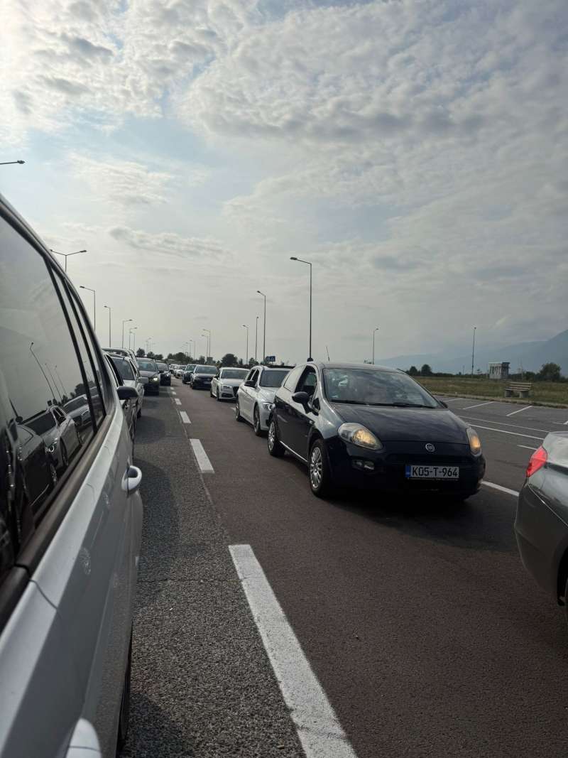 Pojačan promet vozila na graničnim prelazima, na cesti Bradina-Mostar duže kolone vozila