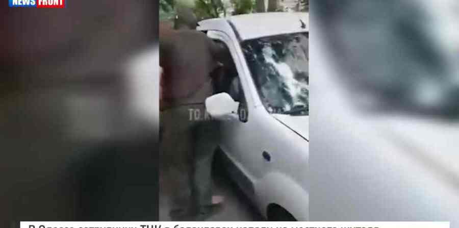 U Odesi pripadnici vojnog odseka u fantomkama napali meštanina (VIDEO)