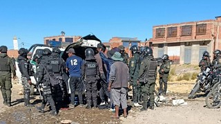Violencia en El Alto: bloqueadores queman una camioneta de la Policía y desnudan a uniformados 