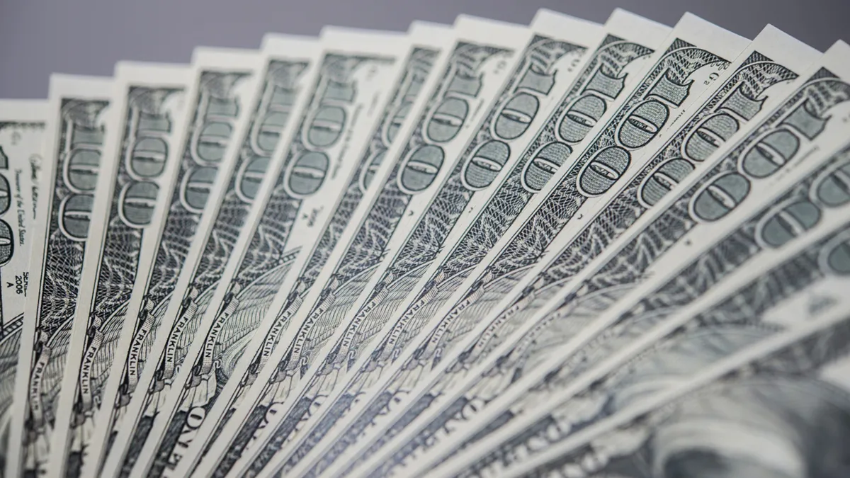El dólar oficial anotó su primera baja semanal desde mayo y se mantuvo a casi 25% del techo de la banda