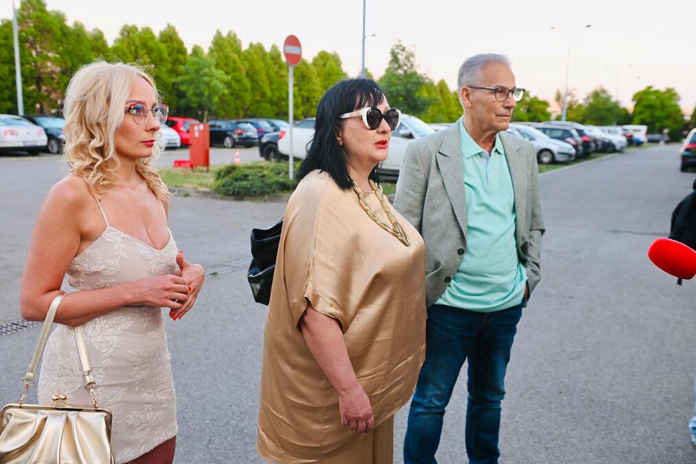 “POTRUDIĆEMO SE DA GA STRPAMO U ZATVOR” Roditelji ove rijaliti učesnice stigli na finale Elite 9 i napravili haos (VIDEO)
