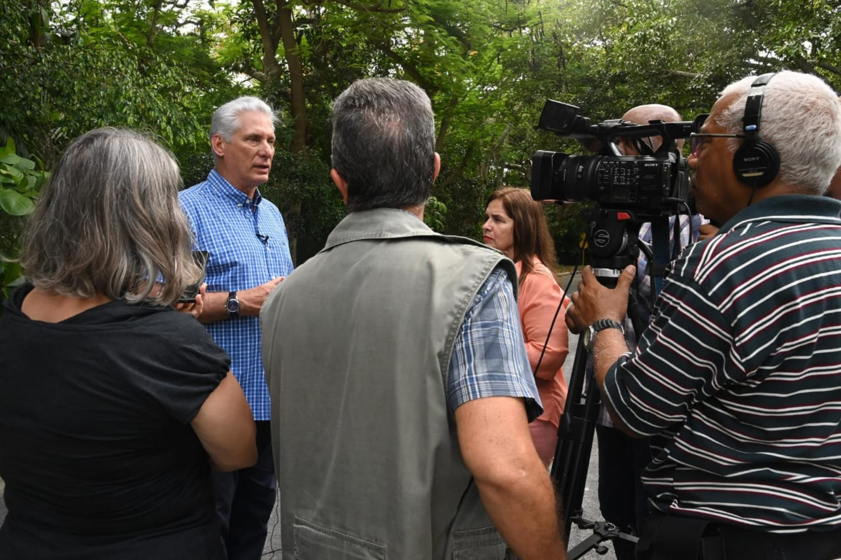 Díaz-Canel habla con la prensa de los cambios aprobados.