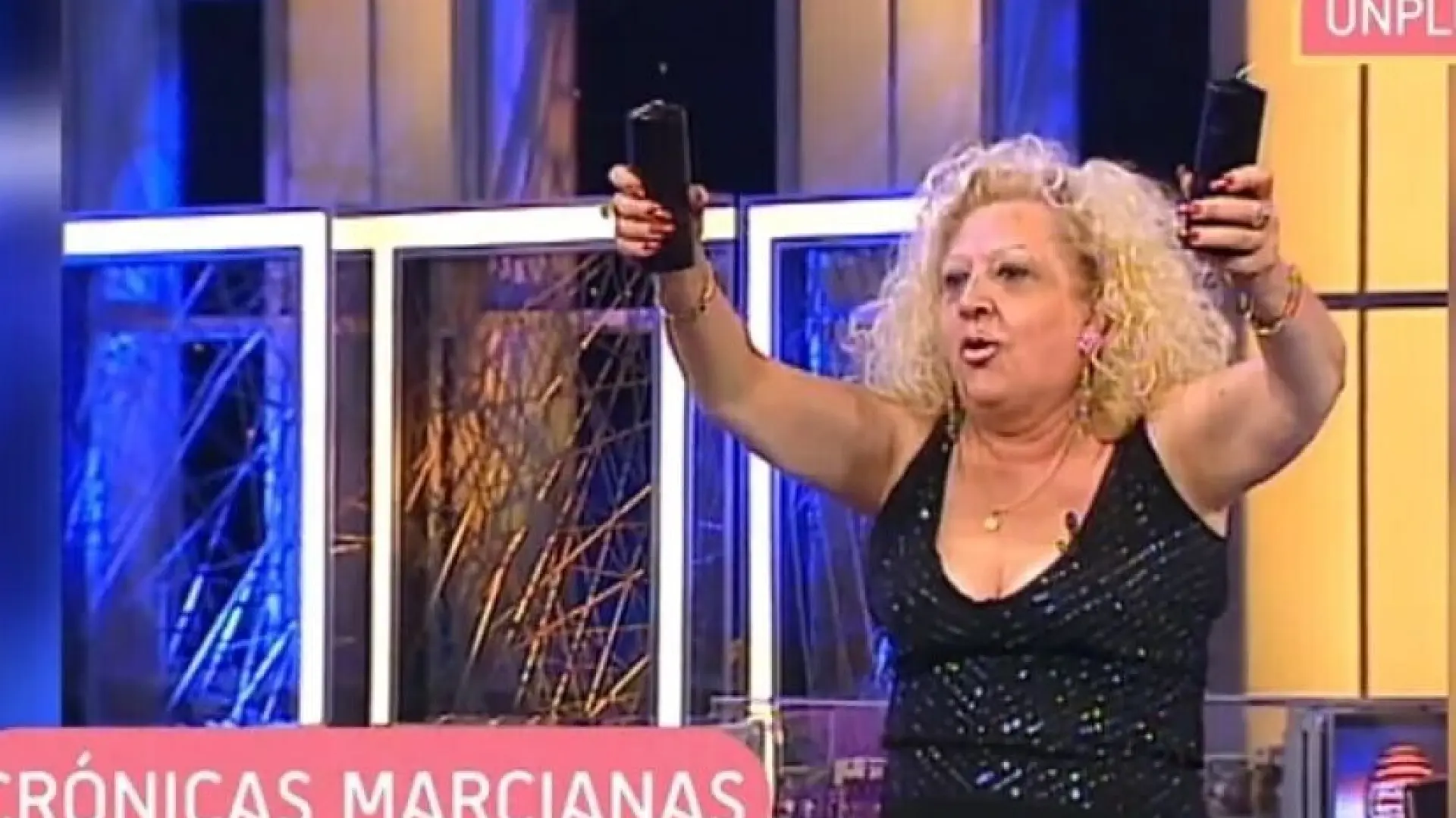 Quién fue la bruja Lola, el icono de 'Crónicas marcianas' que maldecía con velas negras 