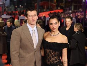 Tri dena svadbeni proslavi na Sicilija: Dua Lipa gi naluti meštanite, gi zatvori ploštadite i gi prinudi graѓanite da go potpišat ova
